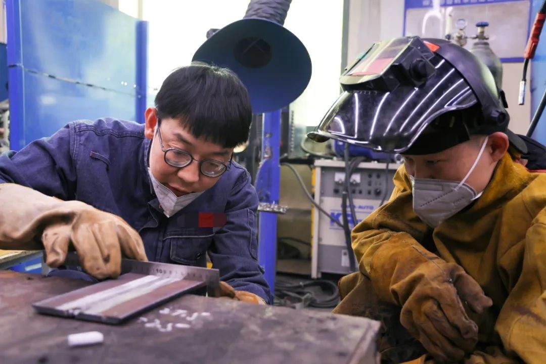 專訪北京91成人抖音職業學校焊接專業畢業學子：一麵錦旗背後的師生情與優質教（jiāo）育