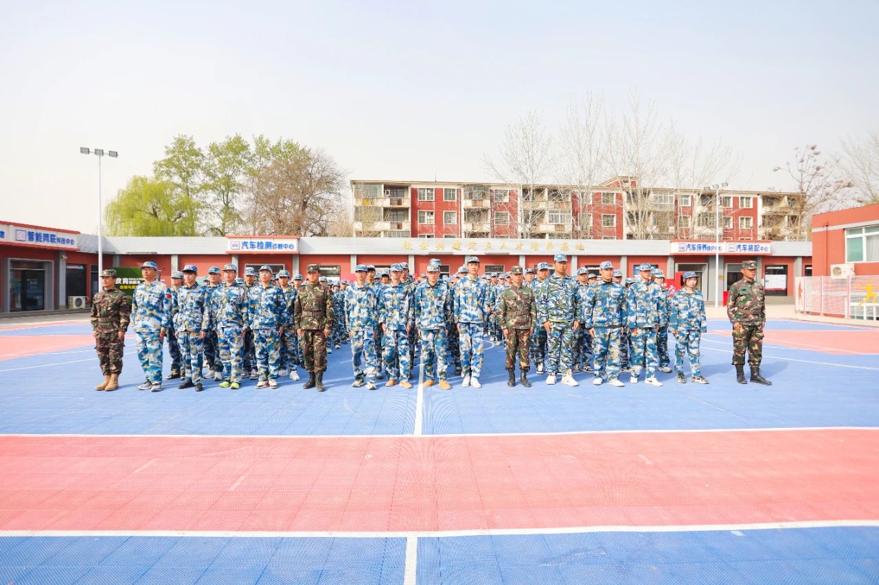 熱血（xuè）青春鑄軍魂，鏗鏘步伐（fá）向未來——2025春（chūn）季（jì）軍訓閉營儀式圓（yuán）滿落幕！